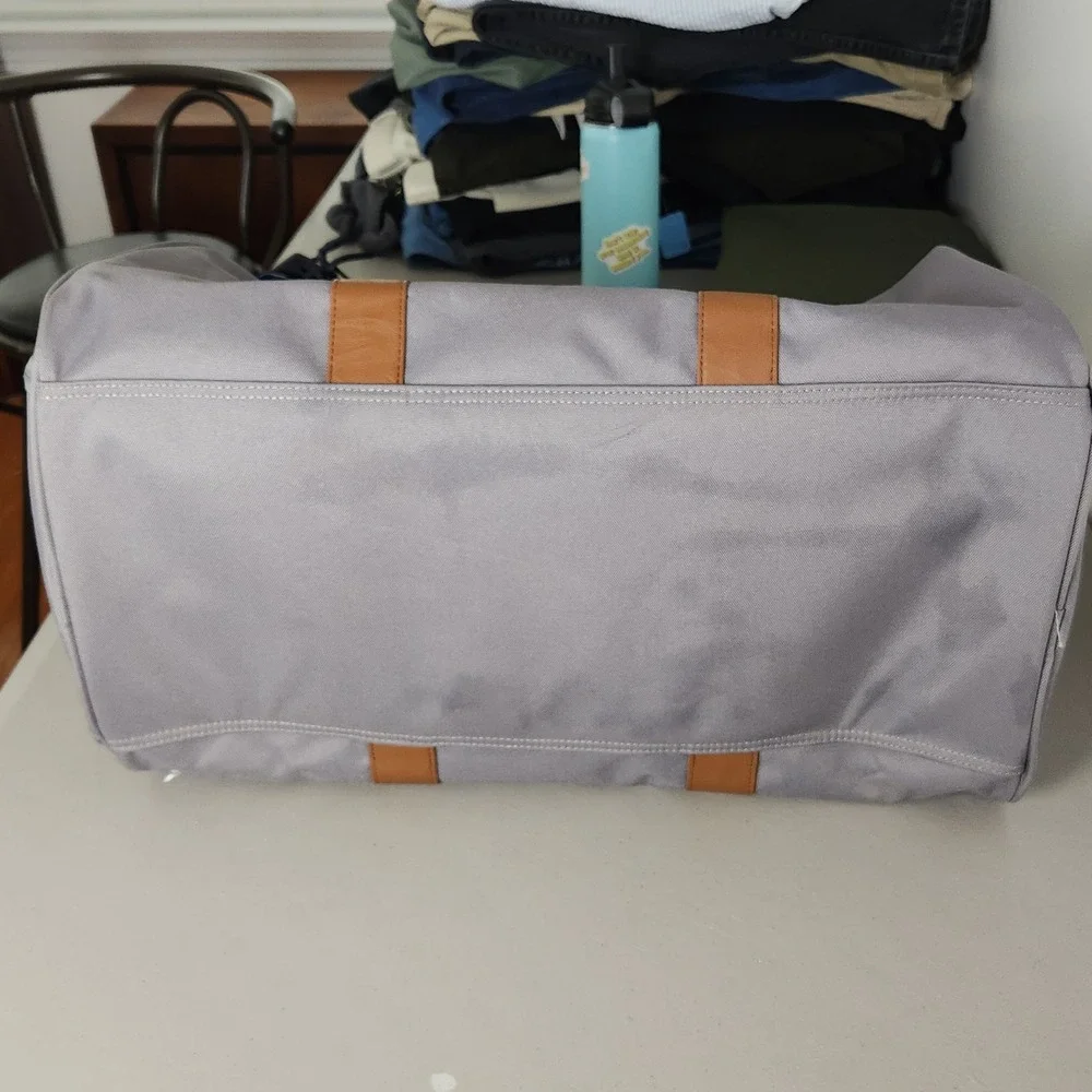 NWT Herschel Supply Co. Novel Duffle Bag Gray Weekender Gym Travel Shoe Pocket